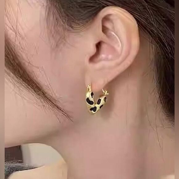 Gold and Black Heart Earrings M1253 - Picture 2 of 5